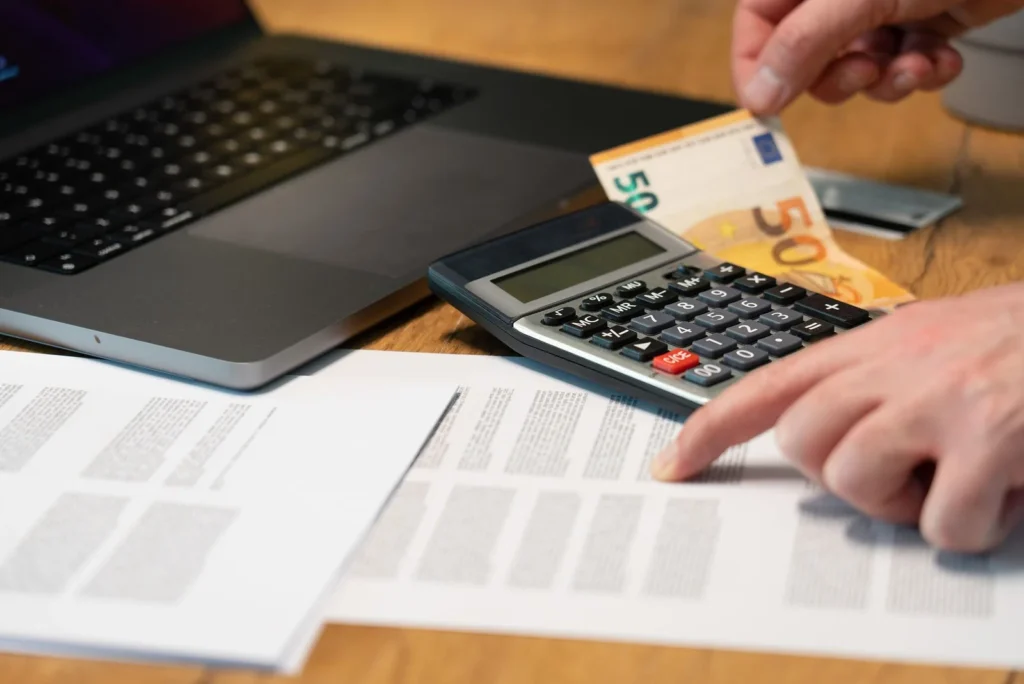 Calcolo dei costi per scegliere tra noleggio a lungo termine, leasing e acquisto dell'auto