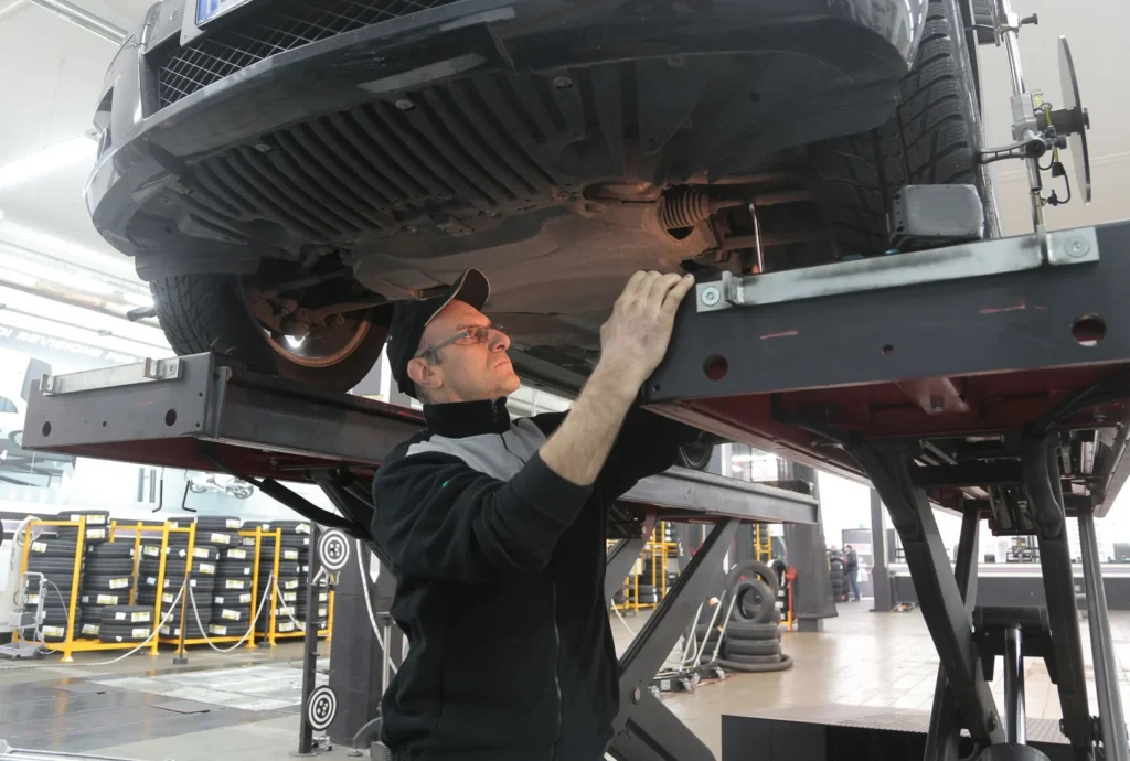 Meccanico in officina esegue la manutenzione inclusa nel canone del noleggio a lungo termine