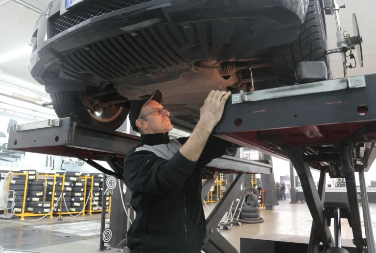 Meccanico in officina esegue la manutenzione inclusa nel canone del noleggio a lungo termine