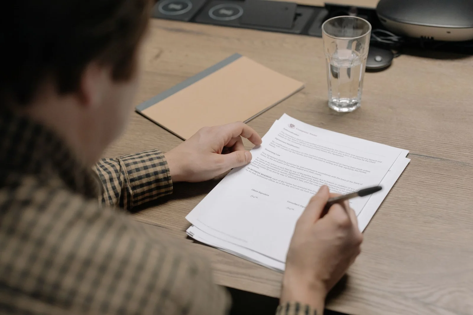 Professionista firma il contratto di noleggio a lungo termine per la propria attività