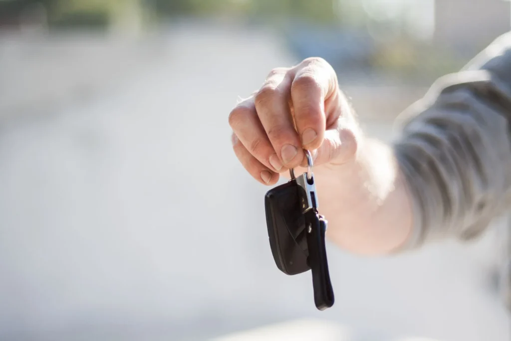 Consegna delle chiavi di un'auto: servizio di preassegnazione per il noleggio a lungo termine — TRADE CAR