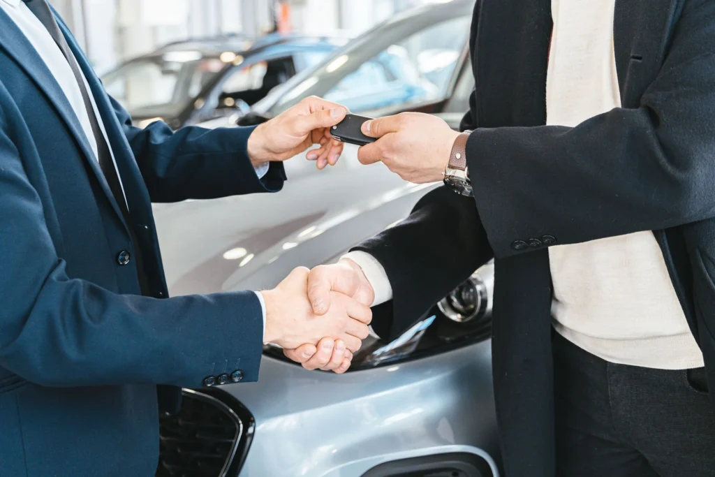 Consegna delle chiavi di un'auto in preassegnazione per il noleggio a lungo termine — TRADE CAR