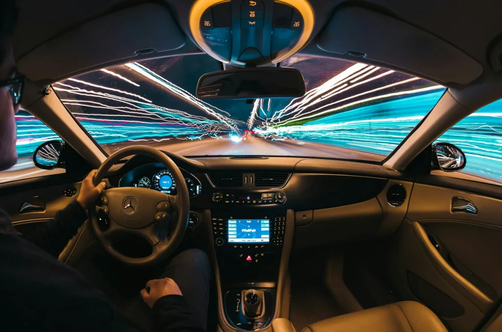 Cruscotto e contachilometri di un'auto in movimento, a rappresentare la scelta di chilometri e durata nel noleggio a lungo termine