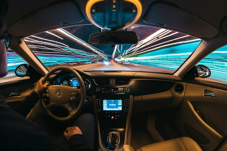 Cruscotto e contachilometri di un'auto in movimento, a rappresentare la scelta di chilometri e durata nel noleggio a lungo termine